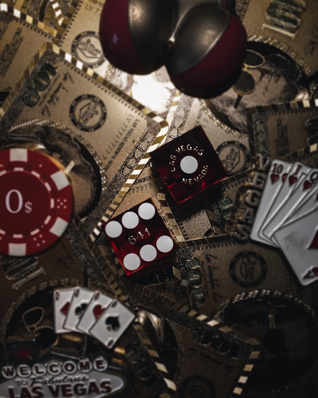 https://unsplash.com/photos/red-and-gold-round-ornament-3-dz_zeSiI4?utm_source=unsplash&utm_medium=referral&utm_content=creditShareLink